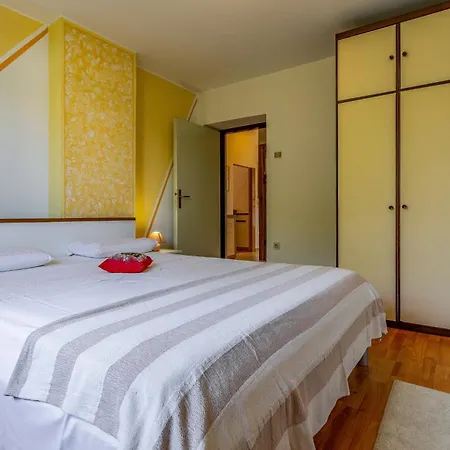 Apartman Apartments With A Parking Space Banjole, Pula - 7036 *