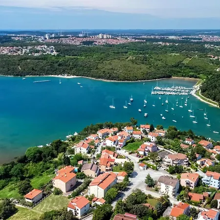 With Parking Space Banjole, - 7036 풀라