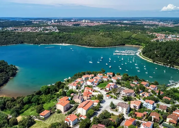 With Parking Space Banjole, - 7036 풀라