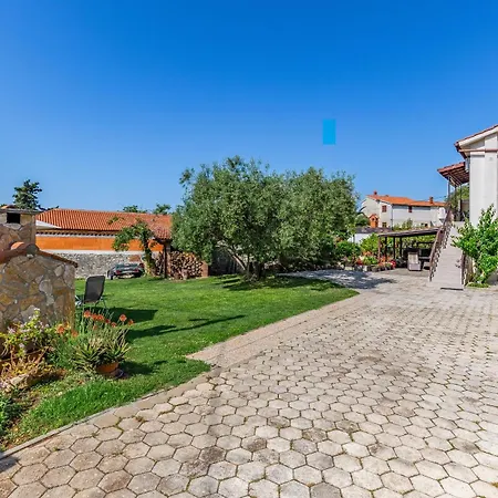 Apartman Apartments With A Parking Space Banjole, Pula - 7036