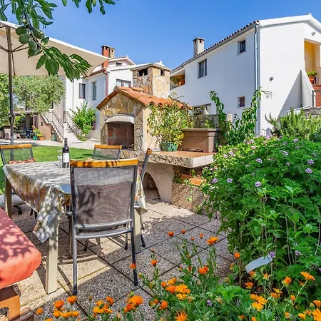 Apartments With Parking Space Banjole, Pula - 7036 Apartment Pula